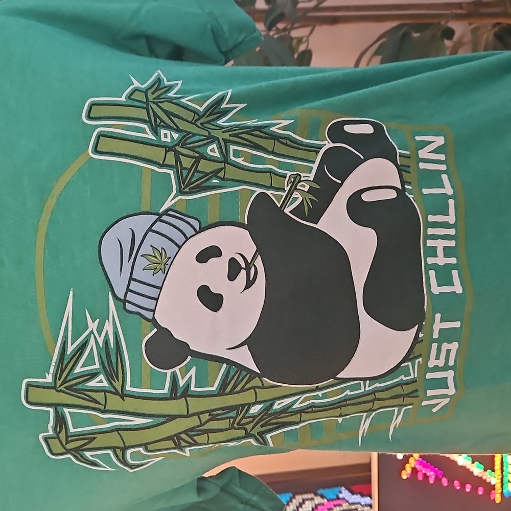 Cannabox T-Shirt Panda Bear Just Chillin Green 100% Cotton Size Small 420 NWOT - Picture 2 of 2